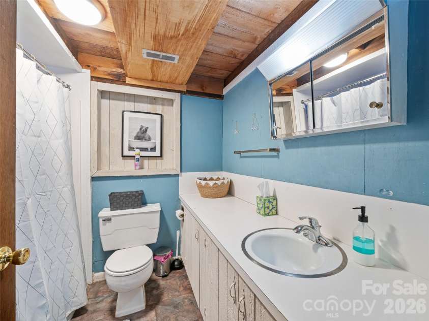 137 Mountain Farm Road, Burnsville, NC 28714.  MLS# CAR4384288, YatesRealty ID 24369. 