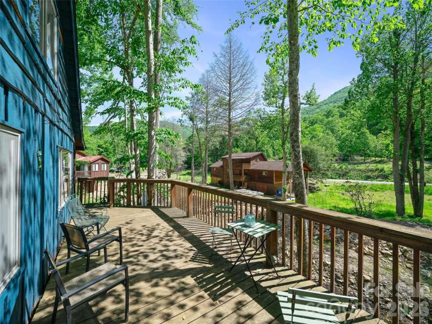 137 Mountain Farm Road, Burnsville, NC 28714.  MLS# CAR4384288, YatesRealty ID 24369. 