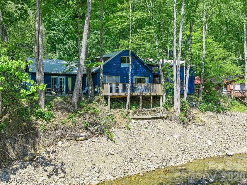 137 Mountain Farm Road, Burnsville, NC 28714.  MLS# CAR4384288, YatesRealty ID 24369. 