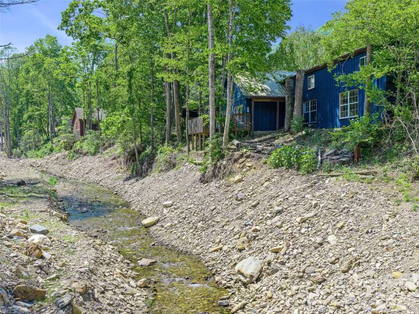 137 Mountain Farm Road, Burnsville, NC 28714.  MLS# CAR4384288, YatesRealty ID 24369. 