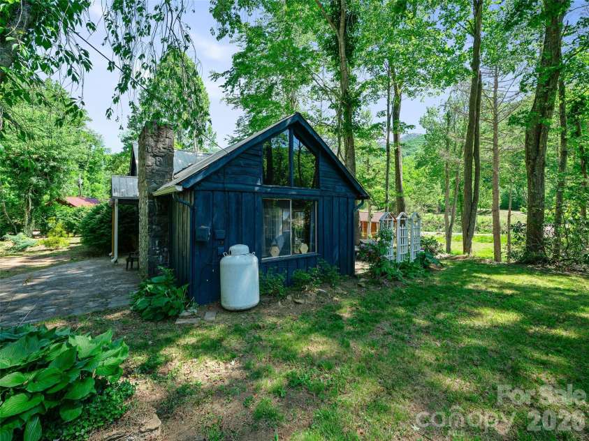 137 Mountain Farm Road, Burnsville, NC 28714.  MLS# CAR4384288, YatesRealty ID 24369. 