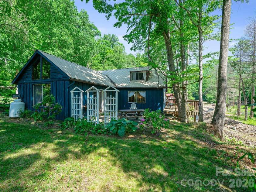 137 Mountain Farm Road, Burnsville, NC 28714.  MLS# CAR4384288, YatesRealty ID 24369. 