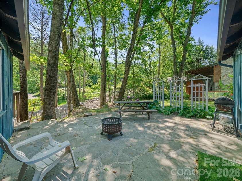 137 Mountain Farm Road, Burnsville, NC 28714.  MLS# CAR4384288, YatesRealty ID 24369. 