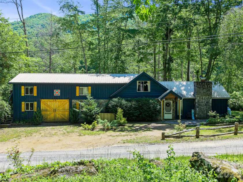 137 Mountain Farm Road, Burnsville, NC 28714.  MLS# CAR4384288, YatesRealty ID 24369. 