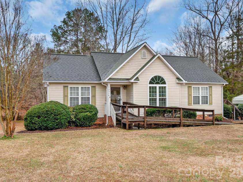 2514 Oxford Circle, Lancaster, SC 29720.  MLS# CAR4316803, YatesRealty ID 2437. 
