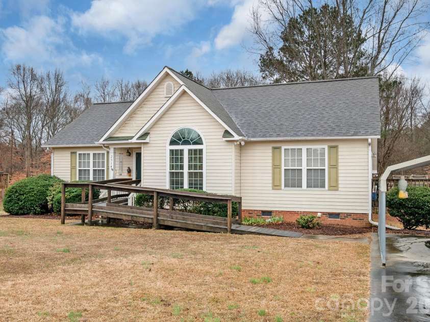 2514 Oxford Circle, Lancaster, SC 29720.  MLS# CAR4316803, YatesRealty ID 2437. 