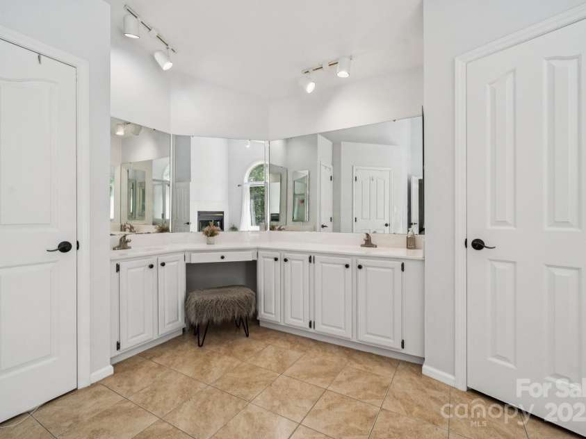 4716 Heatherton Place, Charlotte, NC 28270.  MLS# CAR4275105, YatesRealty ID 24373. 