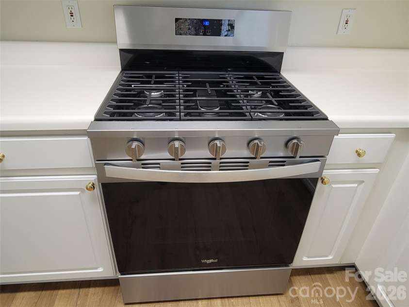 3314 Arbor Pointe Drive, Indian Trail, NC 28079.  MLS# CAR4385163, YatesRealty ID 24376. New Gas Stove