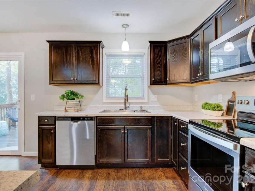 2835 24TH STREET Drive, Hickory, NC 28601.  MLS# CAR4251090, YatesRealty ID 24377. BACK YARD