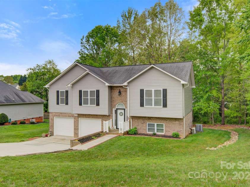 2835 24TH STREET Drive, Hickory, NC 28601.  MLS# CAR4251090, YatesRealty ID 24377. FRONT OF HOME