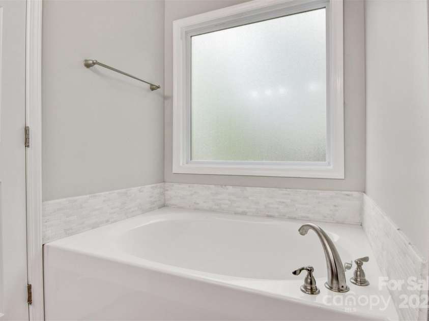 2835 24TH STREET Drive, Hickory, NC 28601.  MLS# CAR4251090, YatesRealty ID 24377. PRIMARY BATH