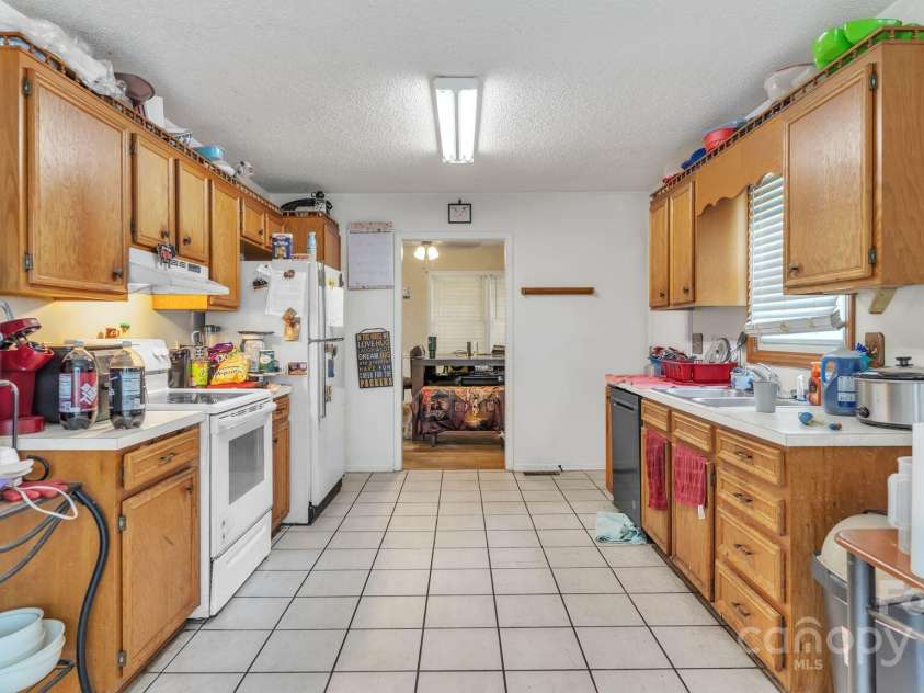 1713 Poe Circle, Hickory, NC 28601.  MLS# CAR4273320, YatesRealty ID 24379. 