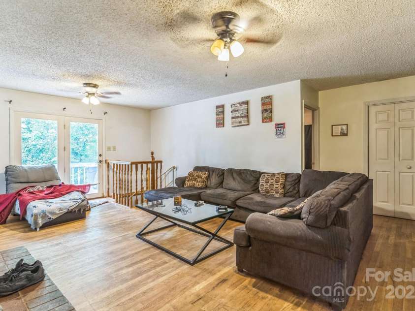 1713 Poe Circle, Hickory, NC 28601.  MLS# CAR4273320, YatesRealty ID 24379. 
