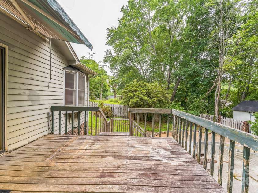 1713 Poe Circle, Hickory, NC 28601.  MLS# CAR4273320, YatesRealty ID 24379. 