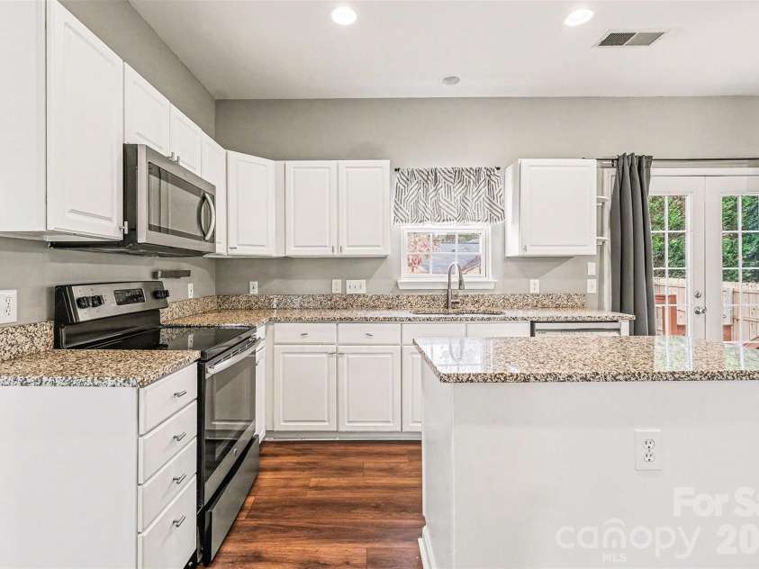 6603 Allness Glen Lane, Charlotte, NC 28269.  MLS# CAR4333202, YatesRealty ID 2438. Kitchen