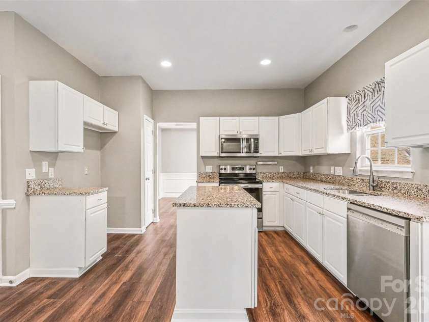 6603 Allness Glen Lane, Charlotte, NC 28269.  MLS# CAR4333202, YatesRealty ID 2438. Kitchen