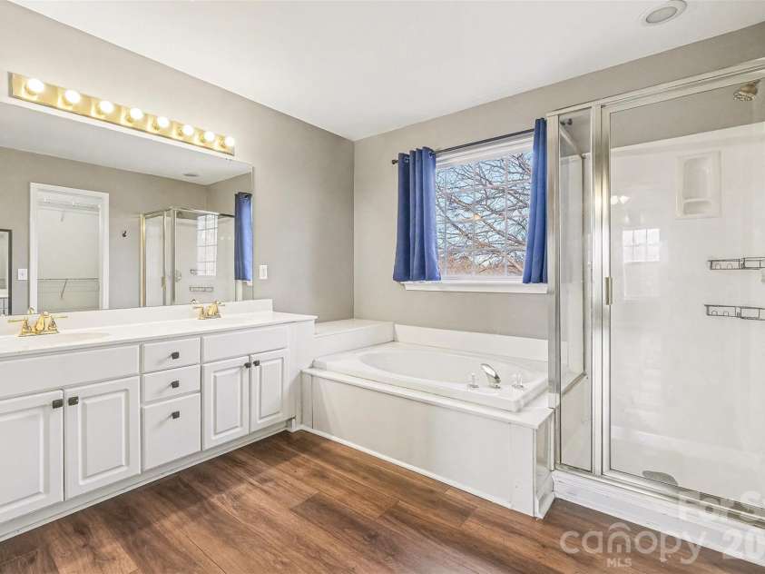 6603 Allness Glen Lane, Charlotte, NC 28269.  MLS# CAR4333202, YatesRealty ID 2438. Primary Bathroom