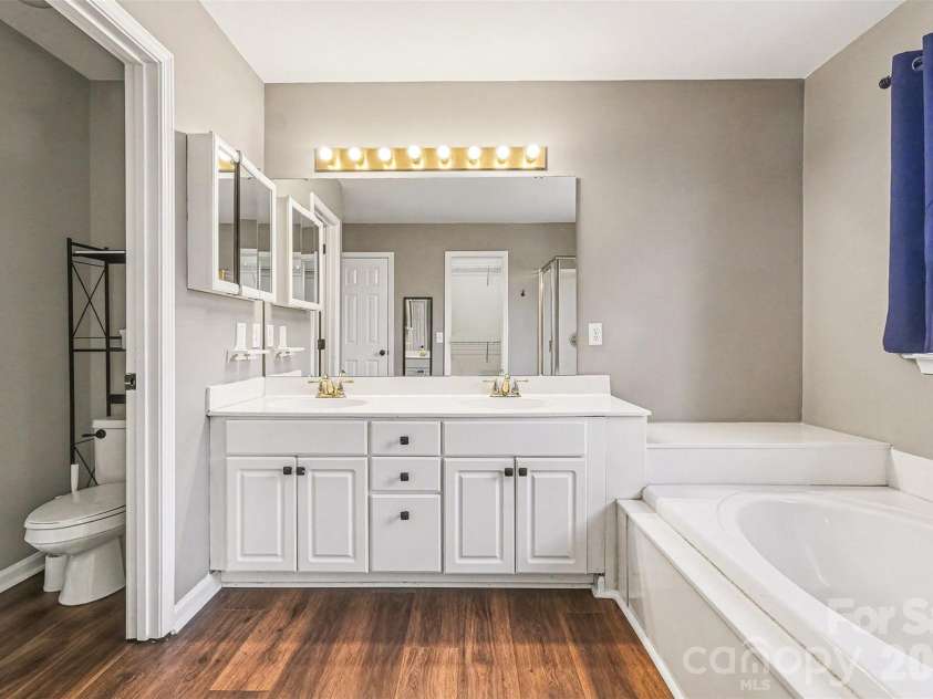 6603 Allness Glen Lane, Charlotte, NC 28269.  MLS# CAR4333202, YatesRealty ID 2438. Primary Bathroom