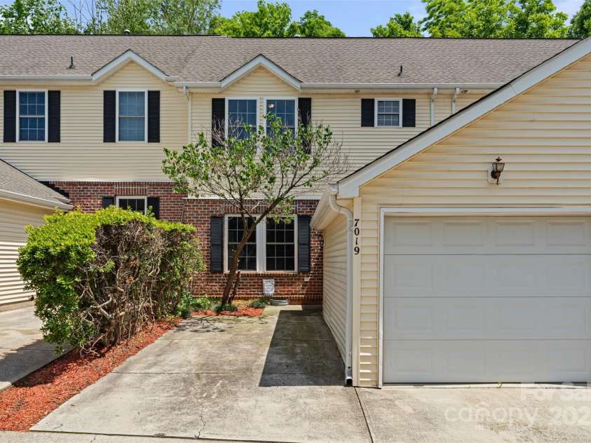 7019 Walnut Ridge Court, Charlotte, NC 28217.  MLS# CAR4210878, YatesRealty ID 24383. Front & Garage