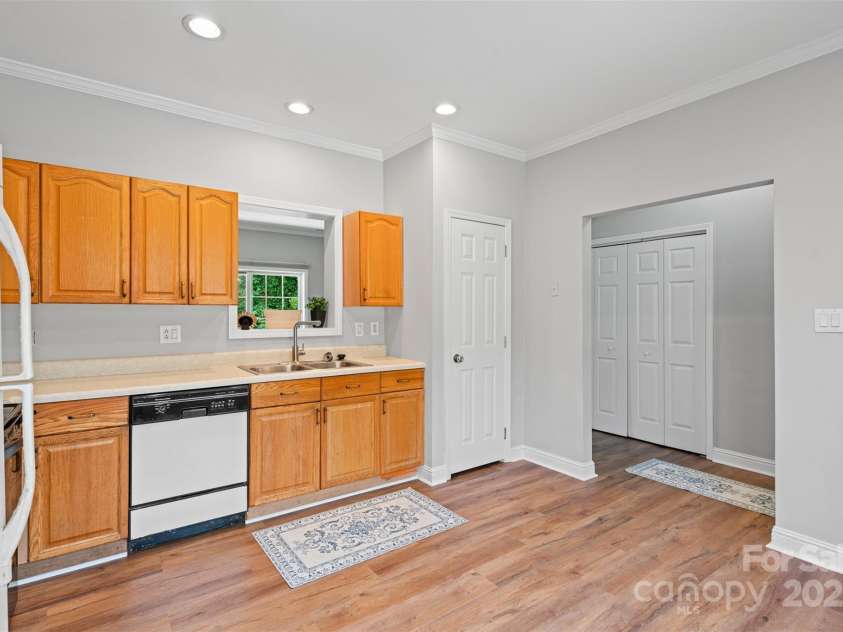 7019 Walnut Ridge Court, Charlotte, NC 28217.  MLS# CAR4210878, YatesRealty ID 24383. Kitchen