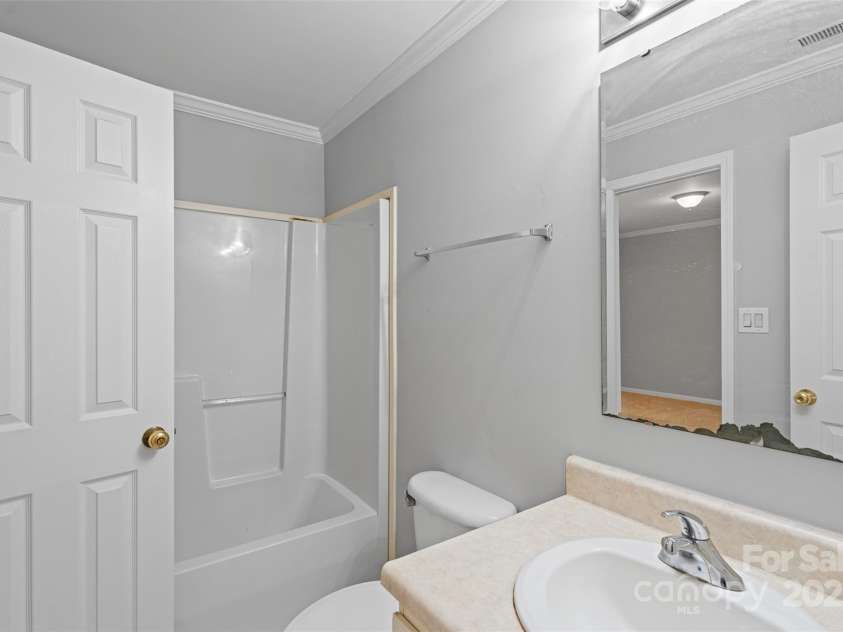 7019 Walnut Ridge Court, Charlotte, NC 28217.  MLS# CAR4210878, YatesRealty ID 24383. Upstairs Hall Bath