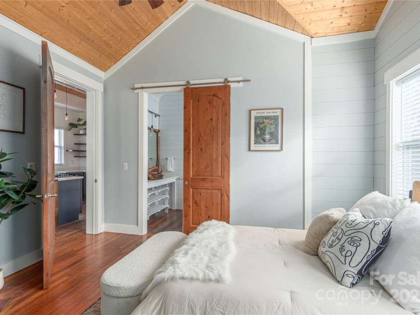 24 Hanover Street, Asheville, NC 28806.  MLS# CAR4274797, YatesRealty ID 24386. 