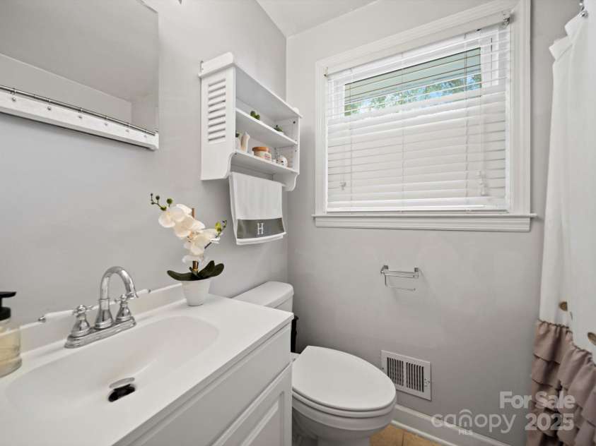 427 12th Avenue, Gastonia, NC 28054.  MLS# CAR4269855, YatesRealty ID 24387. 