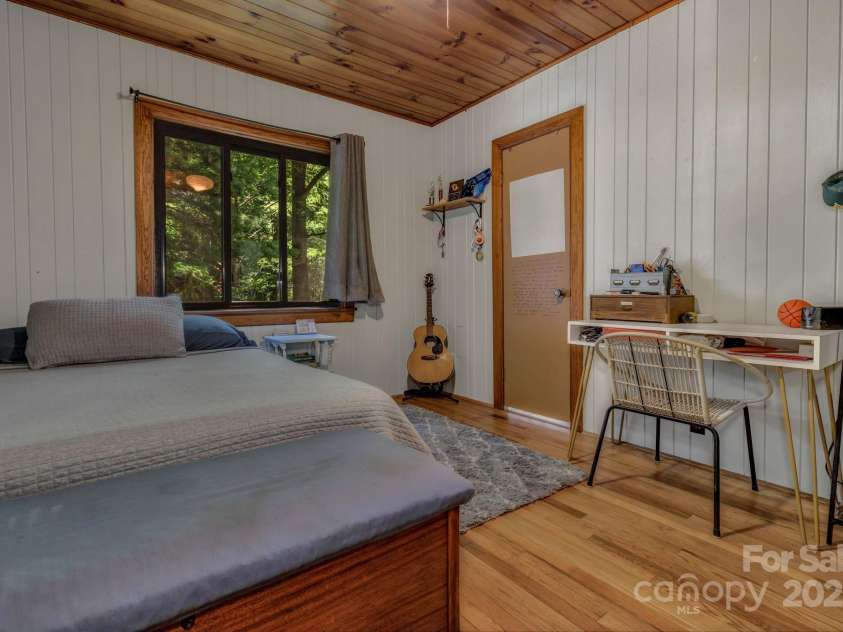 111 Assembly Drive, Montreat, NC 28757.  MLS# CAR4271152, YatesRealty ID 24388. Additional main level bedroom with Jack and Jill bathroom.