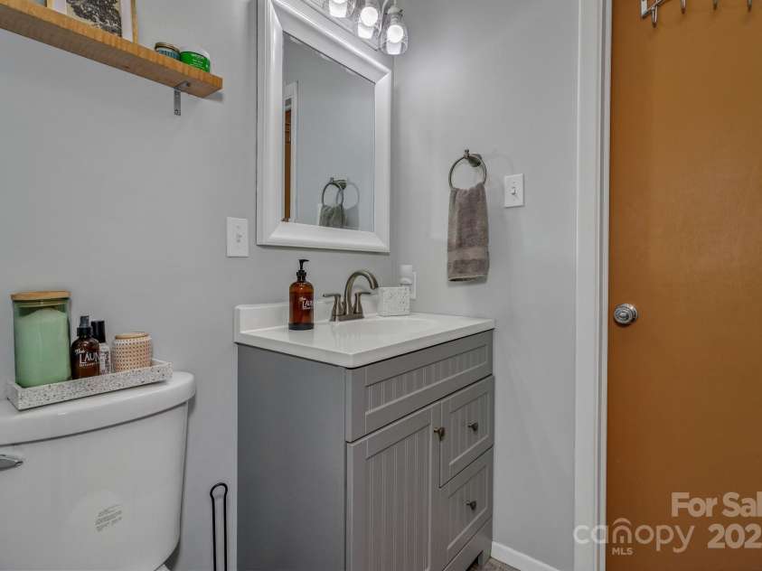 111 Assembly Drive, Montreat, NC 28757.  MLS# CAR4271152, YatesRealty ID 24388. Jack and Jill bathroom