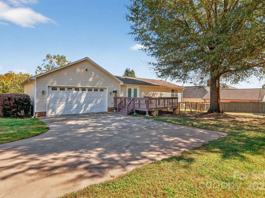 2200 Peninsula Avenue, Shelby, NC 28150.  MLS# CAR4299507, YatesRealty ID 24390. 