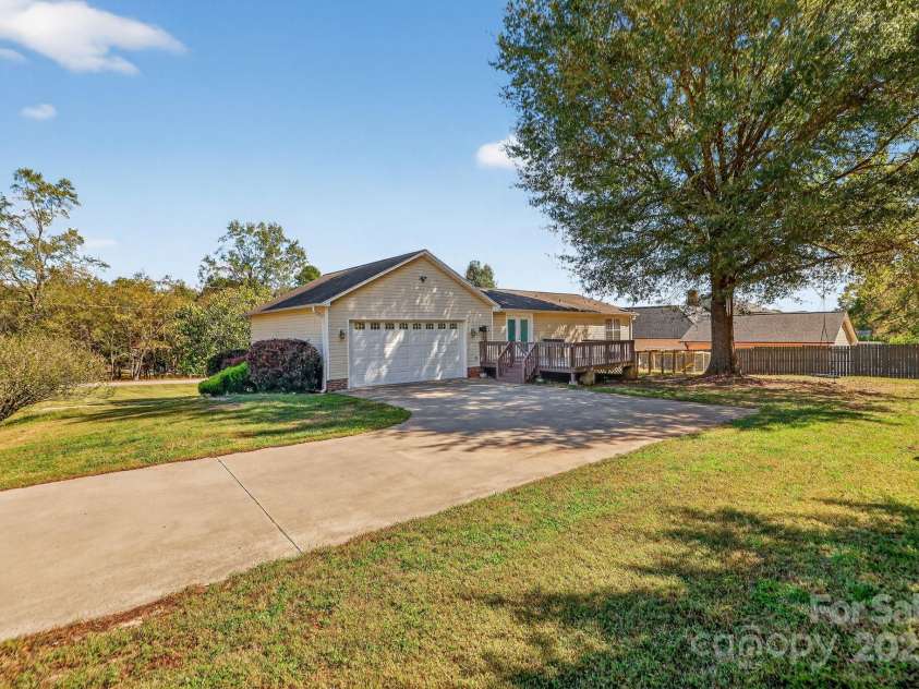 2200 Peninsula Avenue, Shelby, NC 28150.  MLS# CAR4299507, YatesRealty ID 24390. 