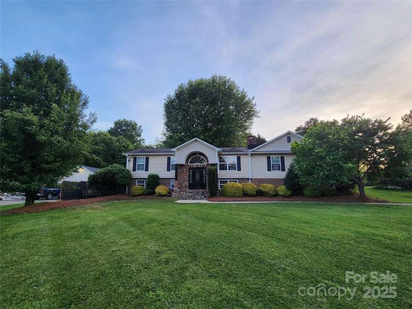 2200 Peninsula Avenue, Shelby, NC 28150.  MLS# CAR4299507, YatesRealty ID 24390. 