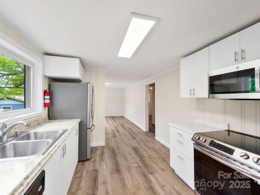 64 Bellevue Road, Asheville, NC 28803.  MLS# CAR4276527, YatesRealty ID 24391. 