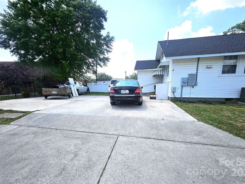 169 Freeze Avenue, Concord, NC 28025.  MLS# CAR4254472, YatesRealty ID 24392. Great amount of parking. 