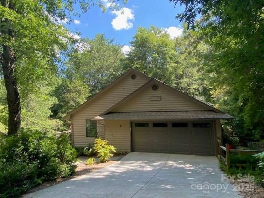 1155 Soquili Drive, Brevard, NC 28712.  MLS# CAR4291031, YatesRealty ID 24393. 