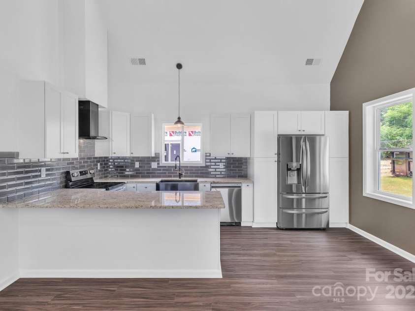 512 North Mulberry Street, Cherryville, NC 28021.  MLS# CAR4270239, YatesRealty ID 24394. 