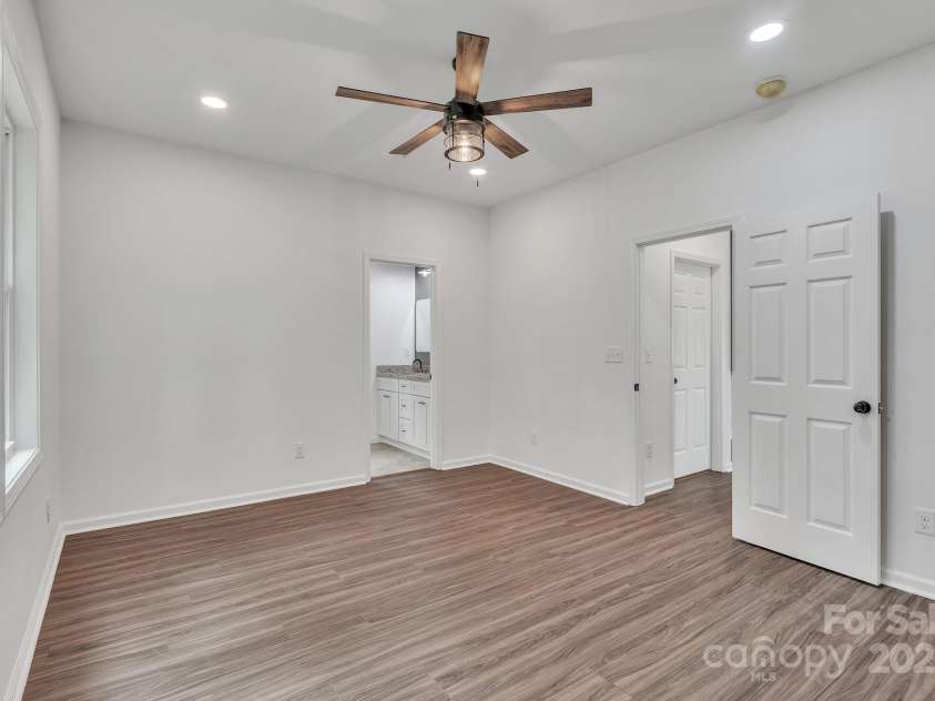 512 North Mulberry Street, Cherryville, NC 28021.  MLS# CAR4270239, YatesRealty ID 24394. 