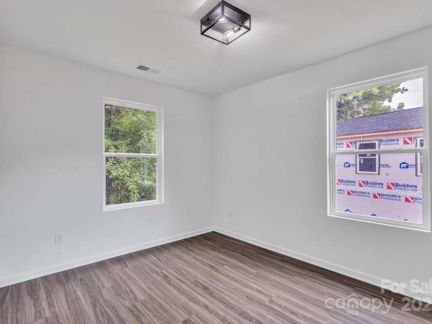 512 North Mulberry Street, Cherryville, NC 28021.  MLS# CAR4270239, YatesRealty ID 24394. 