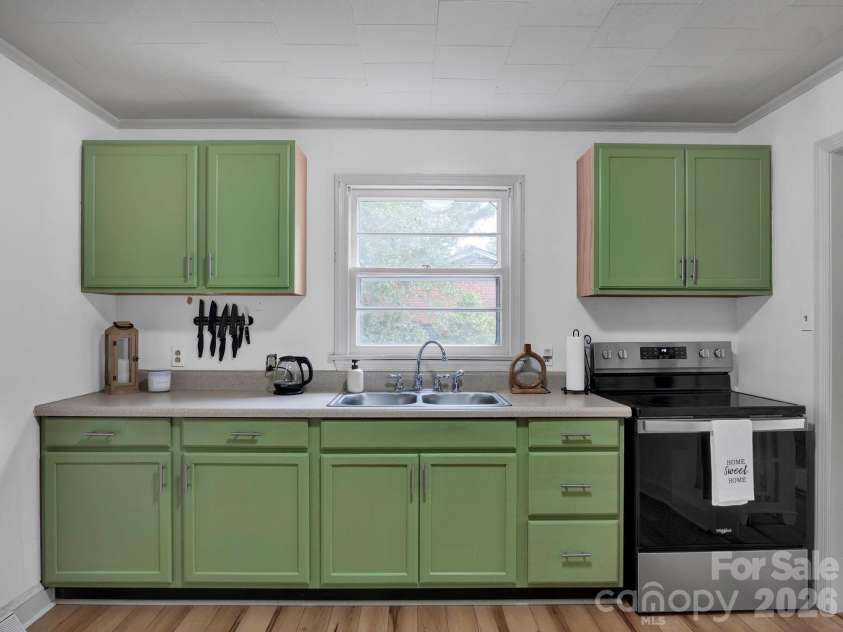 840 Jackson Street, Gastonia, NC 28052.  MLS# CAR4376820, YatesRealty ID 24394. 