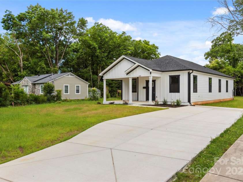 1016 Confederate Avenue, Rock Hill, SC 29732.  MLS# CAR4261395, YatesRealty ID 24395. Corner view and spacious driveway