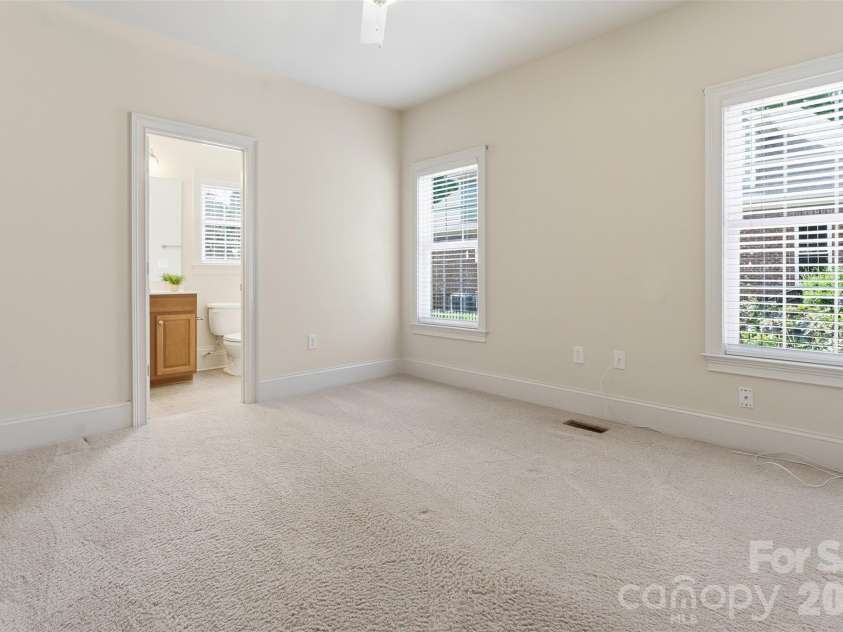 279 Woodstream Circle, Mooresville, NC 28117.  MLS# CAR4370346, YatesRealty ID 24395. 2nd Prim. suite with ensuite bath