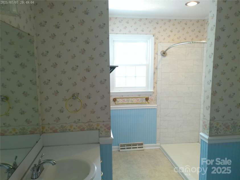 315 Terrace Place, Lincolnton, NC 28092.  MLS# CAR4272599, YatesRealty ID 24398. Full bath