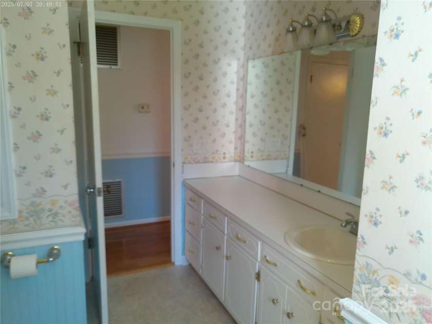 315 Terrace Place, Lincolnton, NC 28092.  MLS# CAR4272599, YatesRealty ID 24398. Full Bath