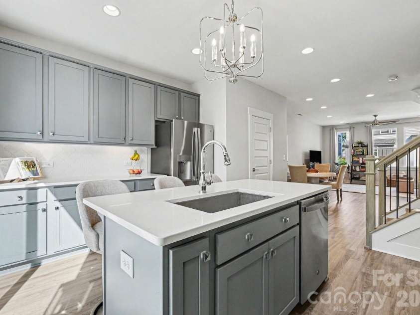 562 West End Drive, Charlotte, NC 28208.  MLS# CAR4375491, YatesRealty ID 24398. 42in cabinets