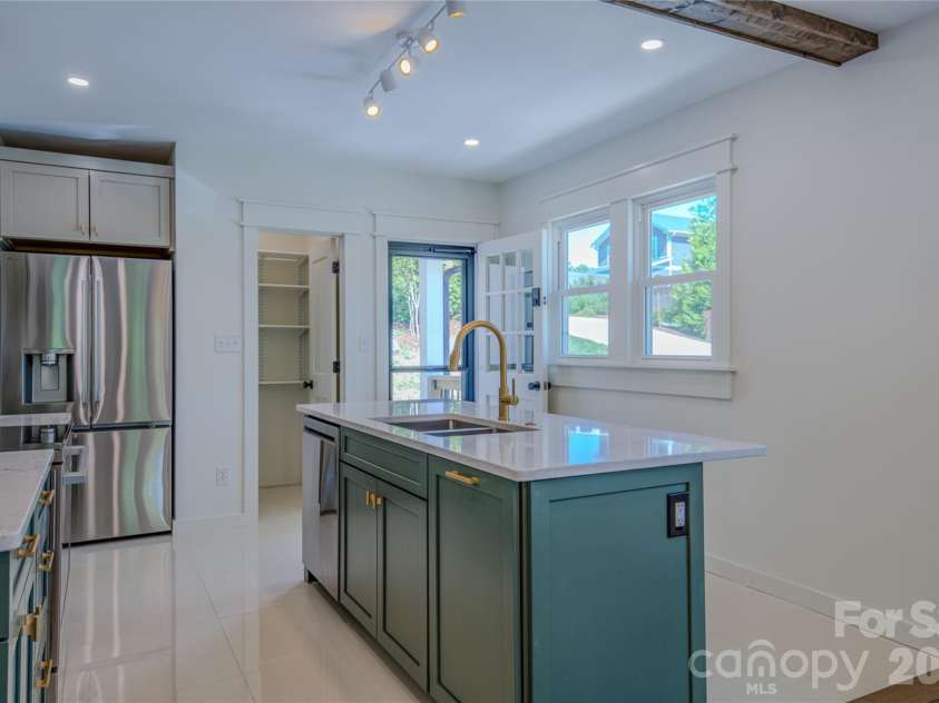 26 Henrietta Street, Asheville, NC 28801.  MLS# CAR4377356, YatesRealty ID 24399. Kitchen