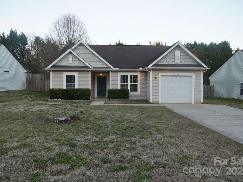 4718 Sahalee Lane, Charlotte, NC 28216.  MLS# CAR4226344, YatesRealty ID 2440. 