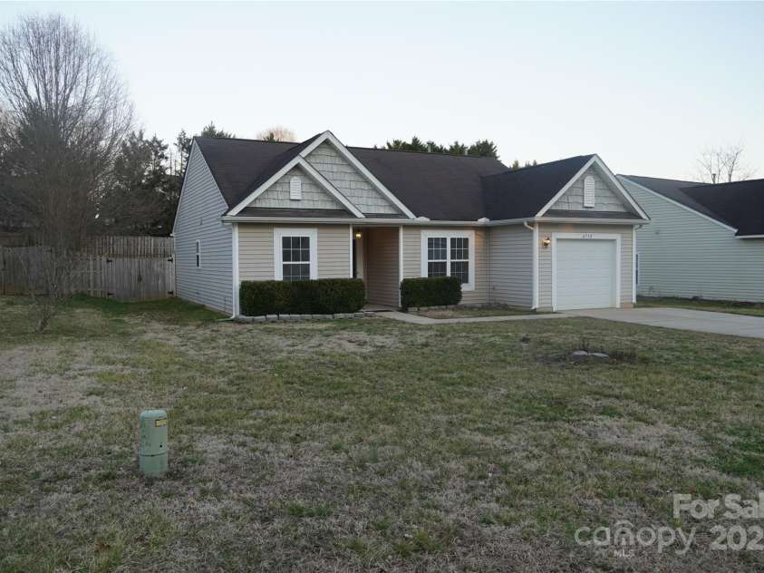 4718 Sahalee Lane, Charlotte, NC 28216.  MLS# CAR4226344, YatesRealty ID 2440. 