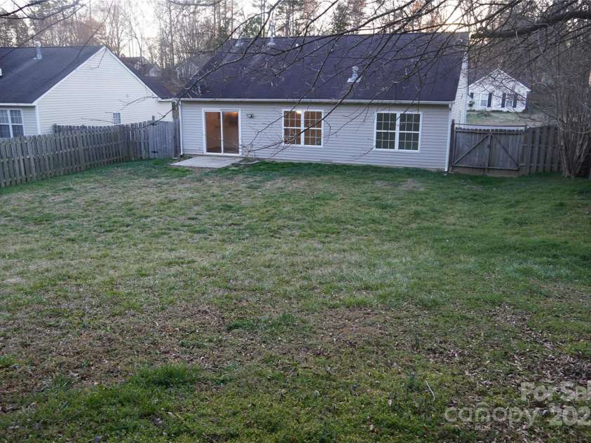 4718 Sahalee Lane, Charlotte, NC 28216.  MLS# CAR4226344, YatesRealty ID 2440. 