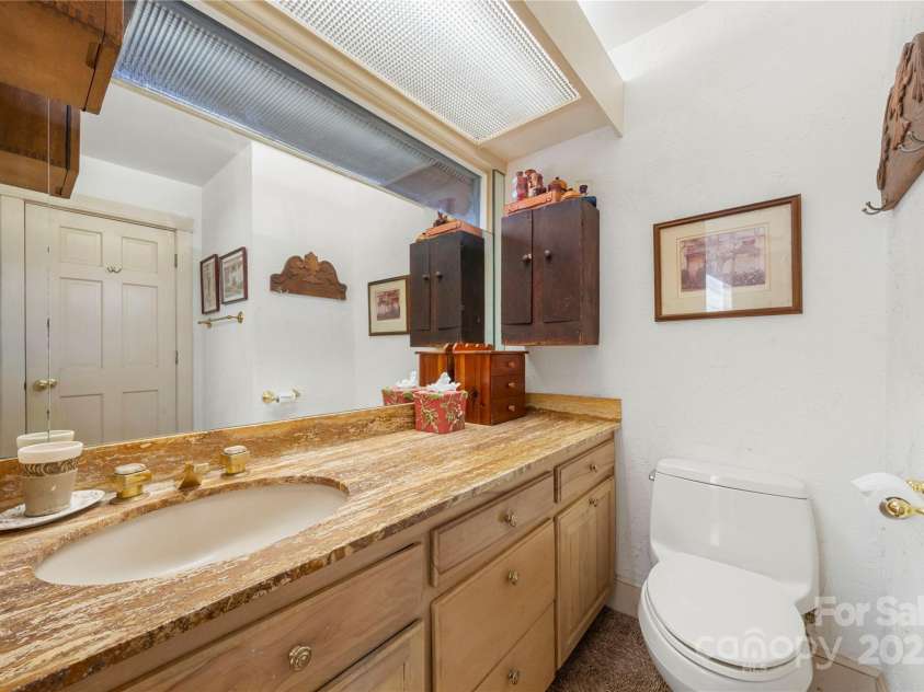 32 Fairway Ridge, Lake Wylie, SC 29710.  MLS# CAR4234343, YatesRealty ID 24400. Additional bath main floor jack & jill off of primary bathroom