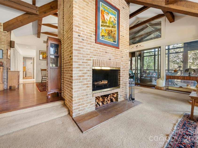 32 Fairway Ridge, Lake Wylie, SC 29710.  MLS# CAR4234343, YatesRealty ID 24400. Fireplace in great room - main floor